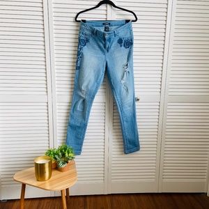 Light wash floral detailed ripped jeans